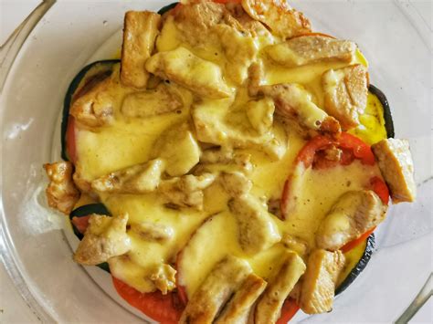 prikaz sestavin: piščančje prsi, listnato testo, nariban sir, česen, slanina, bazilika, paradižnik