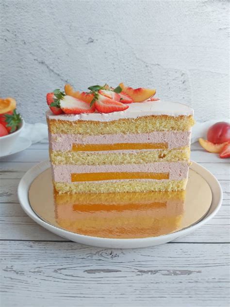 Sveža jagodno-breskova torta v rezu