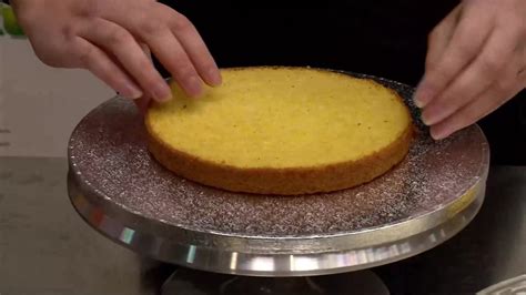 Sestavljanje plasti jagodno-breskove torte