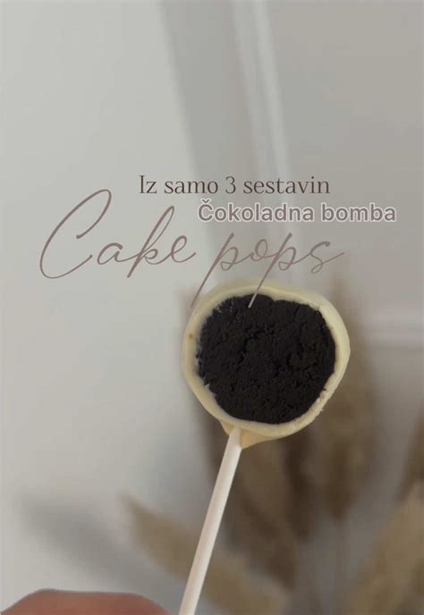 Potapljanje cake popsa v stopljeno čokolado.