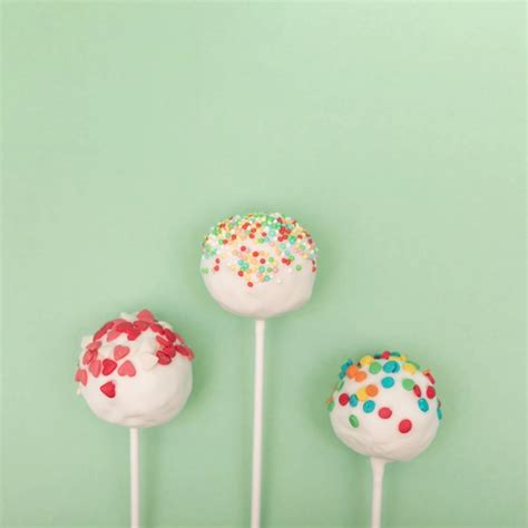 Šopek pisanih cake popsov kot darilo.