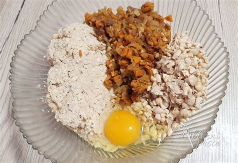 Fotografija različnih izdelkov iz soje: tofu, sojino mleko, sojini polpeti.