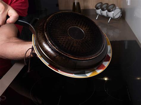 Image showing the technique of flipping a tortilla with a plate or lid.