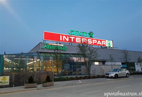 Fotografija prve črne prikolice pred centrom Interspar Vič iz leta 2012