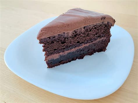 fotografija čokoladne torte z grškim jogurtom