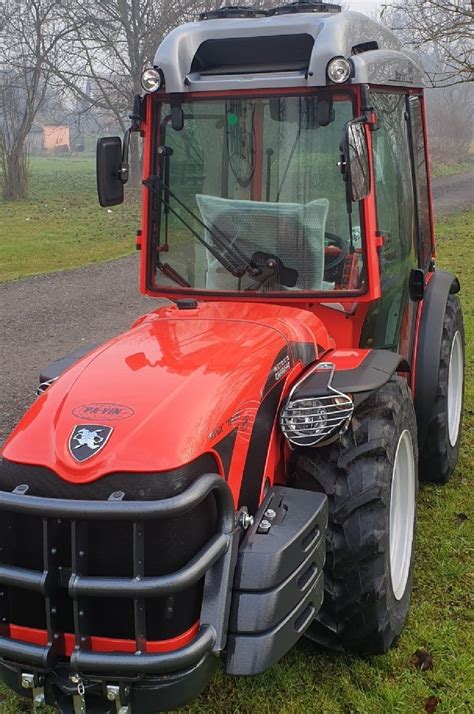 Traktor Antonio Carraro s kabino kategorije 4