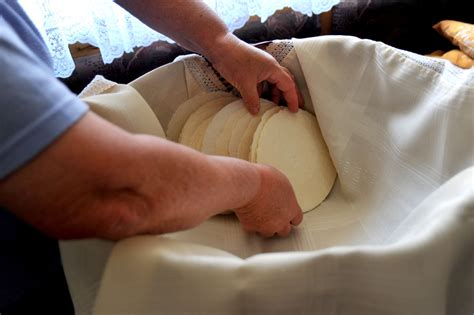 Peka biskvitnih oblatov v tortnem modelu.