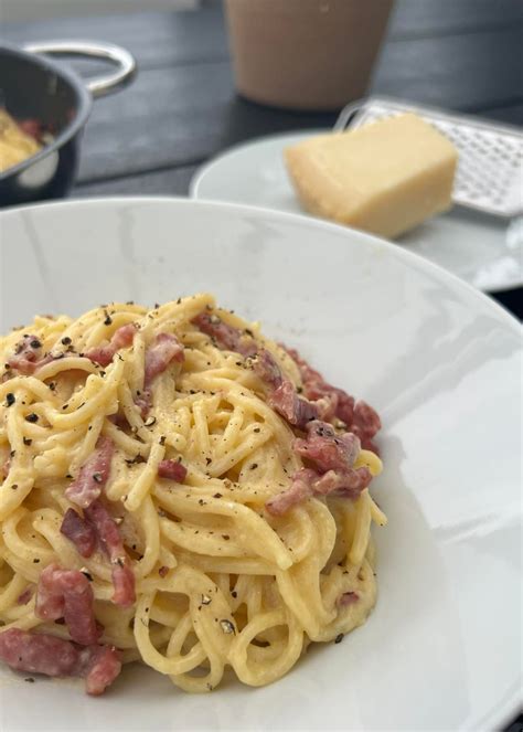 Fotografija klasičnih Špagetov Carbonara