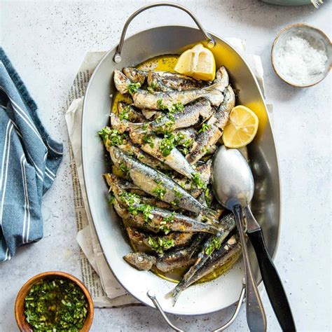 Pripravljene sardele na šavor v posodi