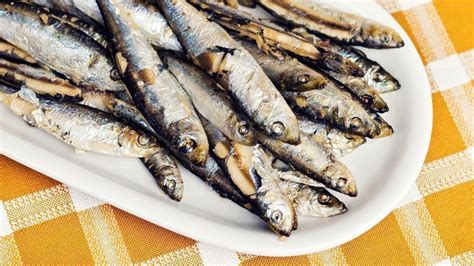 Postrežene marinirane sardele s prilogami