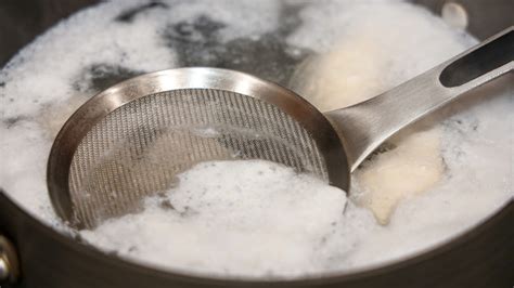Infographics showing steps to make a clear soup: cold water, removing foam, slow simmering