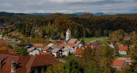 Tematska fotografija smučišča Črni vrh z brunarico