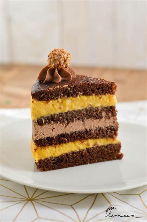 Fotografija prerezane čokoladno-jagodne torte z intenzivnimi plastmi