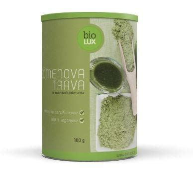 Prikaz različnih superživil v prahu v manjših posodicah, kot so spirulina, chlorella, ječmenova trava, moringa