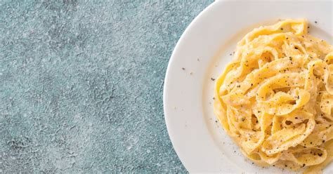 pripravljen krožnik testenine alfredo