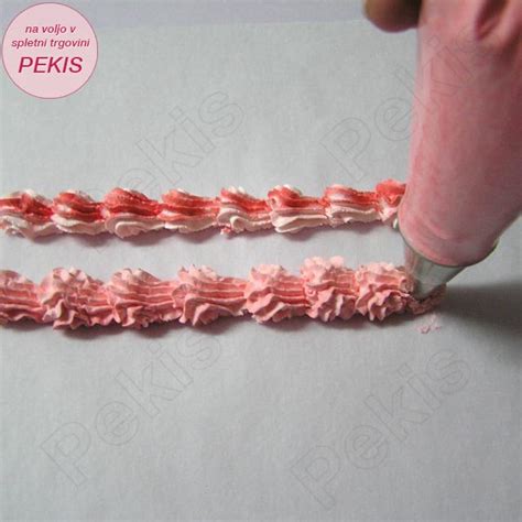 slika čokoladne kreme v brizgalni vrečki, pripravljene za okrasitev torte