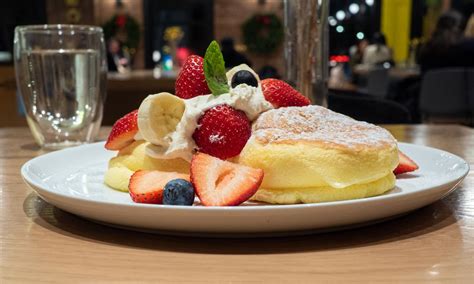 puffy japonske palacinke s sadjem in sirupom