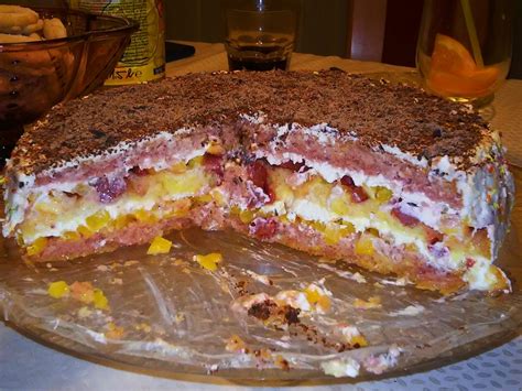Fotografija pečene sadne torte z različnim svežim sadjem na vrhu