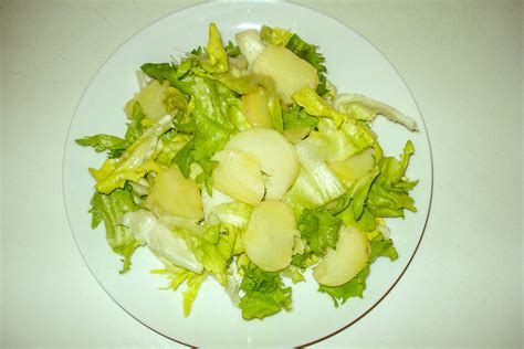 Solata s toplim krompirjem in endivijo