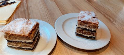 Pečena zlato-rjave barve gibanica v pekaču