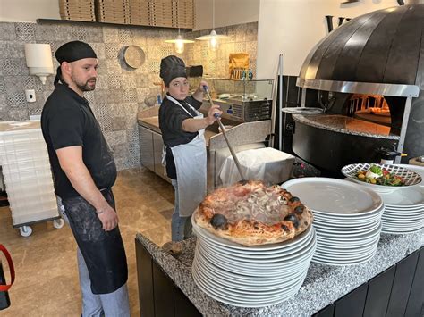 Notranjost Picerije in oštarije Tonca z modernimi in tradicionalnimi detajli