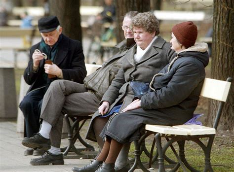 Fotografija: starejši ljudje, ki uživajo obrok skupaj
