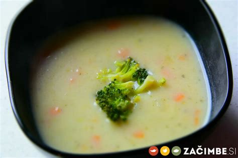 kremna LCHF brokoli juha v skledi