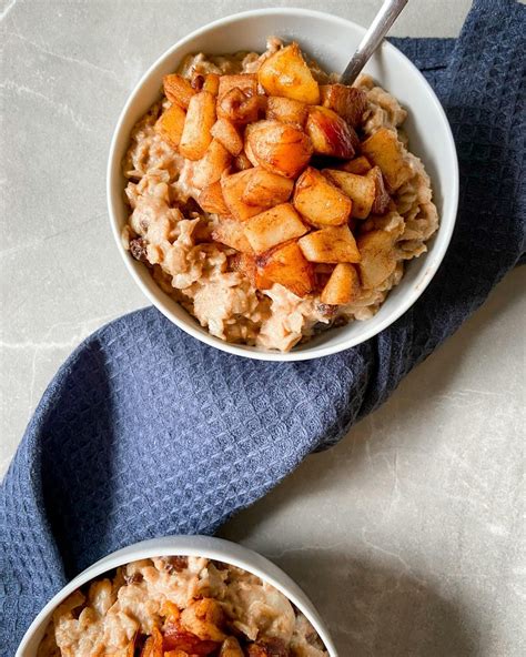 Tematska fotografija veganskega riževega narastka z jabolki in cimetom