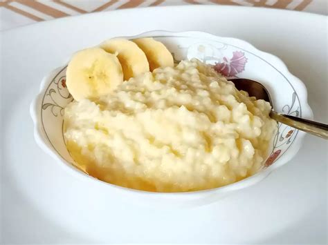 Fotografija eksotičnega riževega narastka s kokosovim mlekom in banano