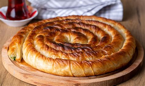 Zvijana sirova pita (burek) v obliki spirale
