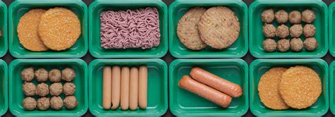 Rastlinski nadomestki za meso na polici supermarketa (burgerji, klobase, zrezki)