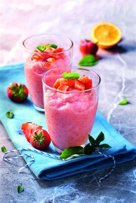 Fotografija kozarca granita z dodano smetano in garnituro