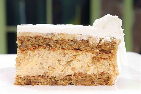 primeri okrasitev tort za krst - bela torta z marjeticami, torta z angelčkom, torta z napisom