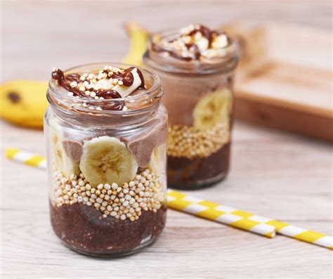 čokoladni chia puding v kozarcu z dekoracijo