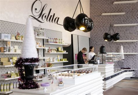 Slaščičarna Lolita v Ljubljani: eklektičen interier s poudarkom na umetniških intervencijah in vintage pohištvu.