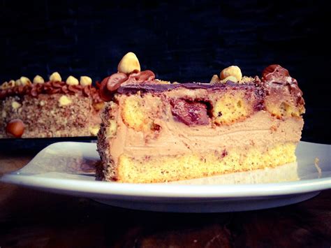 Fotografija torte z okraševanjem s čokoladnim dripom in sadjem