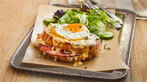 fotografija klasičnega Croque Madame s prepraženim jajcem
