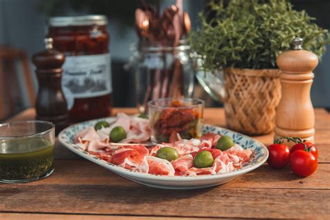 fotografija raznolikih italijanskih sendvičev, vključno s tramezzinom in panuozzom