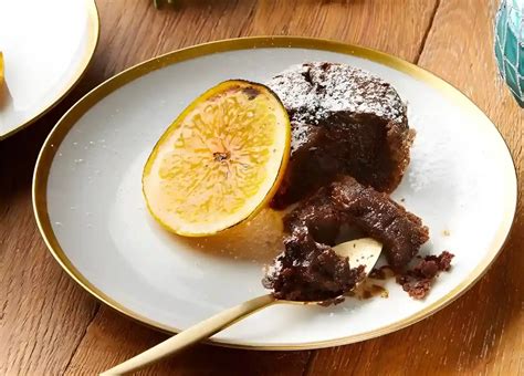 Thematisches Foto: Scheiben saftigen Karottenkuchens mit karamellisierten Orangenscheiben und glänzendem Sirup