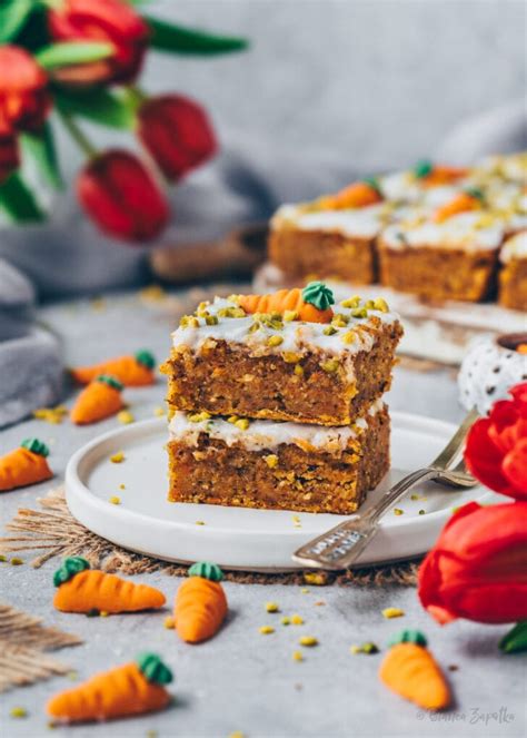 Thematisches Foto: Dekorierter Karottenkuchen mit Marzipan-Karotten und Orangen-Zesten