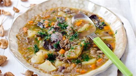 slika enolončnice z ajdovo kašo, fižolom in zelenjavo v pekaču