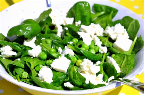fotografija solate iz mlade špinače, svežega graha in feta sira