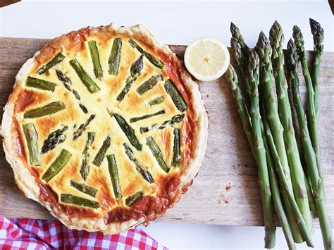 fotografija quiche Lorraine ali quiche s šparglji in lososom