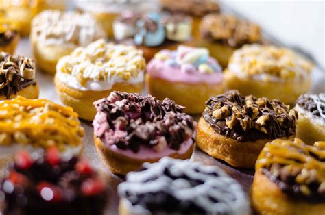 Tematska fotografija različnih ameriških krofov (donuts) z luknjico in pisanimi posipi