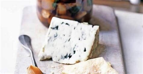 Egzotična korenovka jam z grobo, temno lupino in pisano notranjostjo