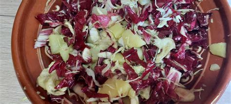 Fotografija sveže solate iz paradižnika in nektarin na poletni mizi