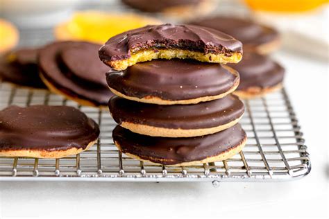 Thematic photo of Jaffa cakes/cookies on a plate