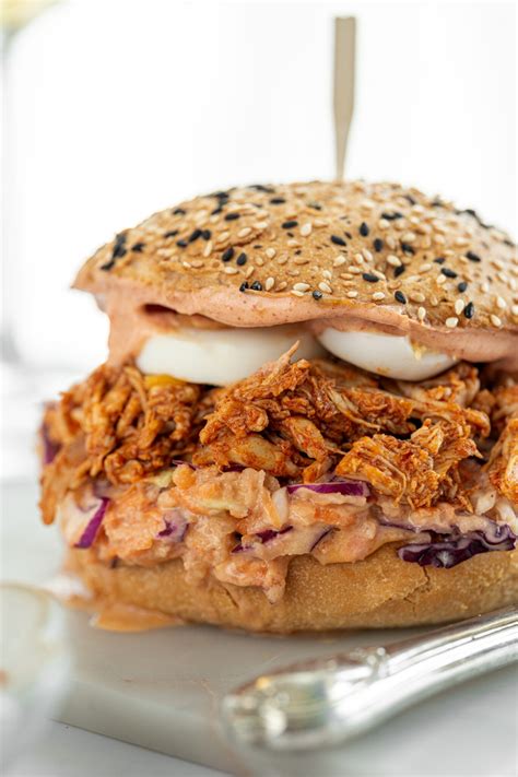 Fotografija velikonočnega burgerja z natrganim piščancem, coleslaw solato in rezinami pirha