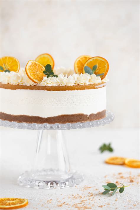 Fotografija riževe torte z rumom in pomarančo, narezane na rezine