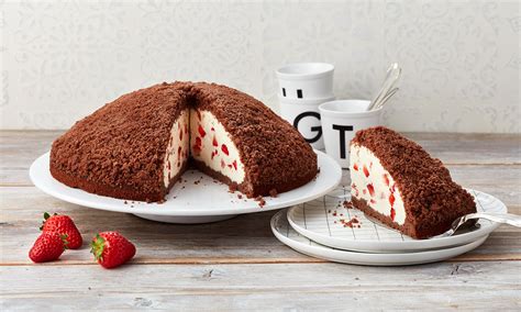 Čupava torta biskvit pred prelivanjem
